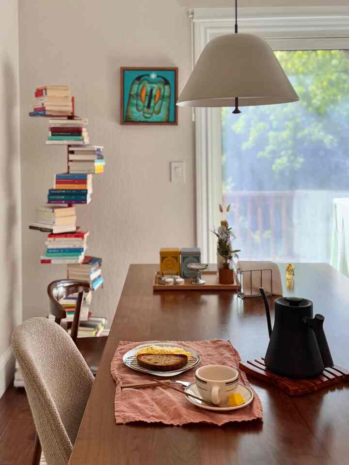 Scrambled egg with chives harvested from our deck 🍳🌱😋

#diningtable #diningroom #woodendiningtable #woodinterior #tablesetting