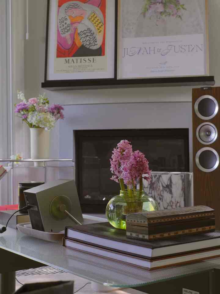 We’re back at shooting with a digital camera 📸 

#livingroominterior #livingroom #coffeetable #usmhaller #hifispeakers #hyacinth #springflowers