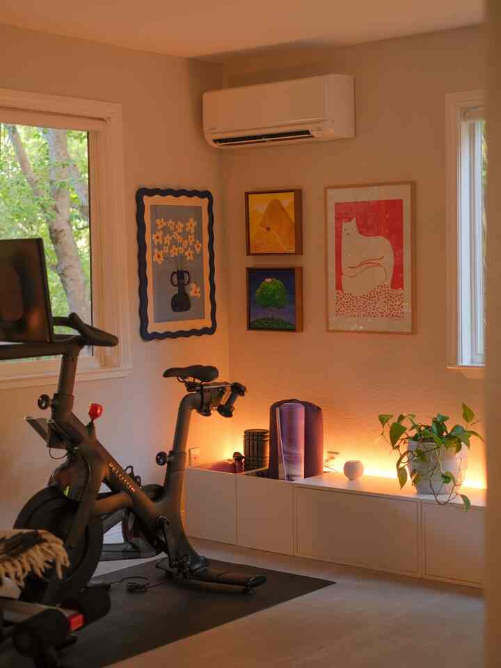 Tempat olahraga di rumah tapi tetap nyaman ☺️

Tips profesional: tambahkan lampu strip warna-warni di belakang kabinet dan sinkronkan dengan home pod, dan atur suasana yang berbeda untuk aktivitas olahraga Anda!

#homedecor #homegym #exerciseroom 

