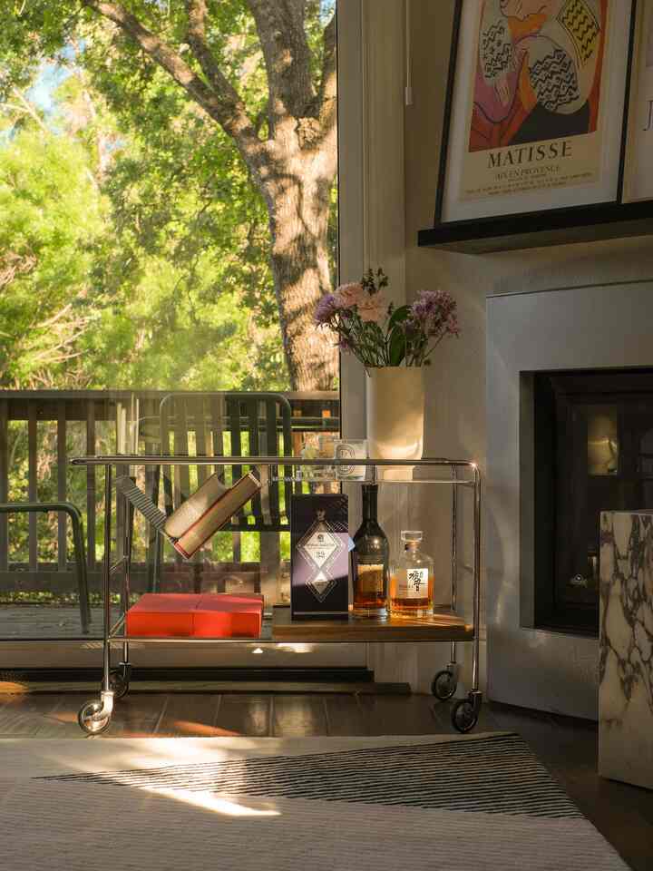 Happy Saturday! ✨ 

This bart cart/trolley is fun to style with different objects (and some of my favorite whiskey bottles 🥃). Love that it also comes with a magazine rack.

#barcart #livingroominterior #andtradition #minimalinterior