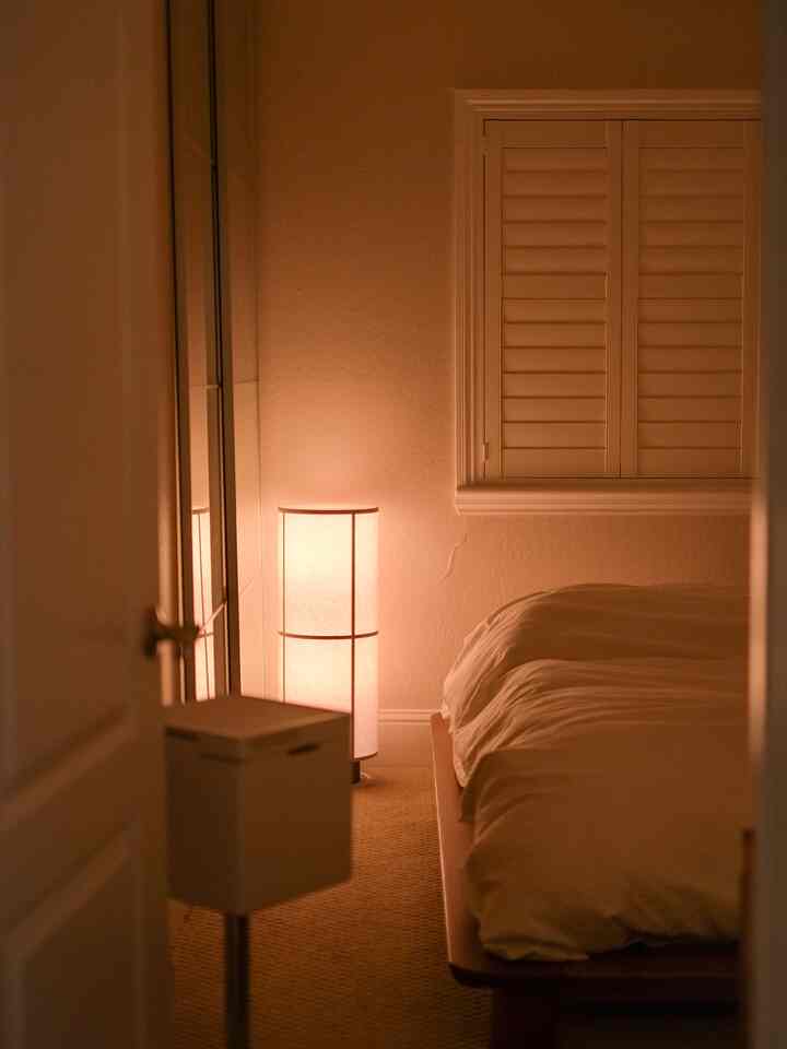 We use Hue lights in the bedrooms to dim them low (or even change them to red lights) when it’s closer to bed time 😌😴

#bedroominterior #cozybedroom #articlebed