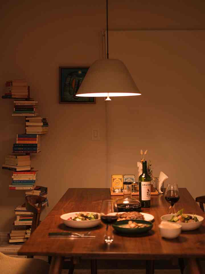 Dinner time 🍴🥗🍲🍷

#cozydining #diningroom #dinnerfortwo #woodendiningtable