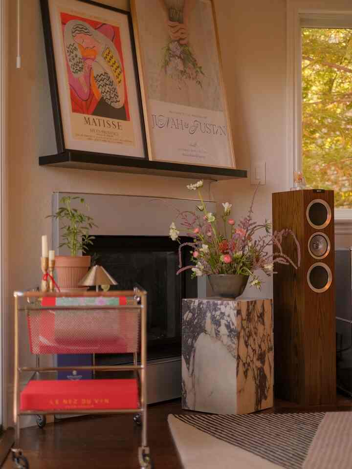 Picked up a fresh bouquet of flowers at the farmers market on Sunday! 💐

#livingroominterior #livingroom #livingroomdeco #flowerarrangement #flowerinterior 