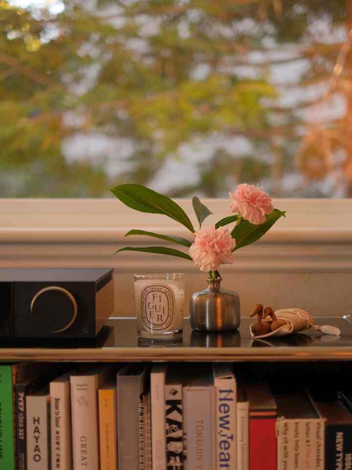 Not me moving around the new vase after putting some flowers in it trying to find the perfect spot for it 🤭🌹🌷

#flowerinterior #livingroominterior #livingroomdeco #budvase #steelvase