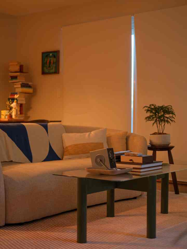 Hey Siri, good evening 💡

#livingroom #livingroominterior #smarthome #automaticblinds #cozyinterior #plantinterior 